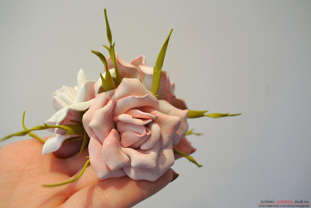Мастер-класс поможет создать бутоньерку, для которой цветы изготавливаются своими руками из фоамирана.. Фото №17